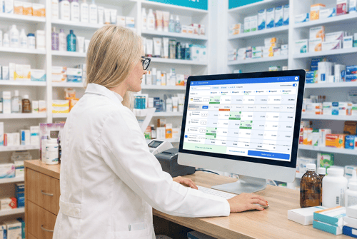 mujer farmaceutica utilizando la plataforma de Extendeal en su farmacia