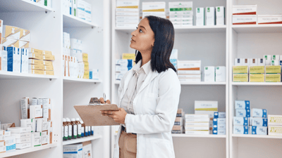 farmacéutica en la farmacia