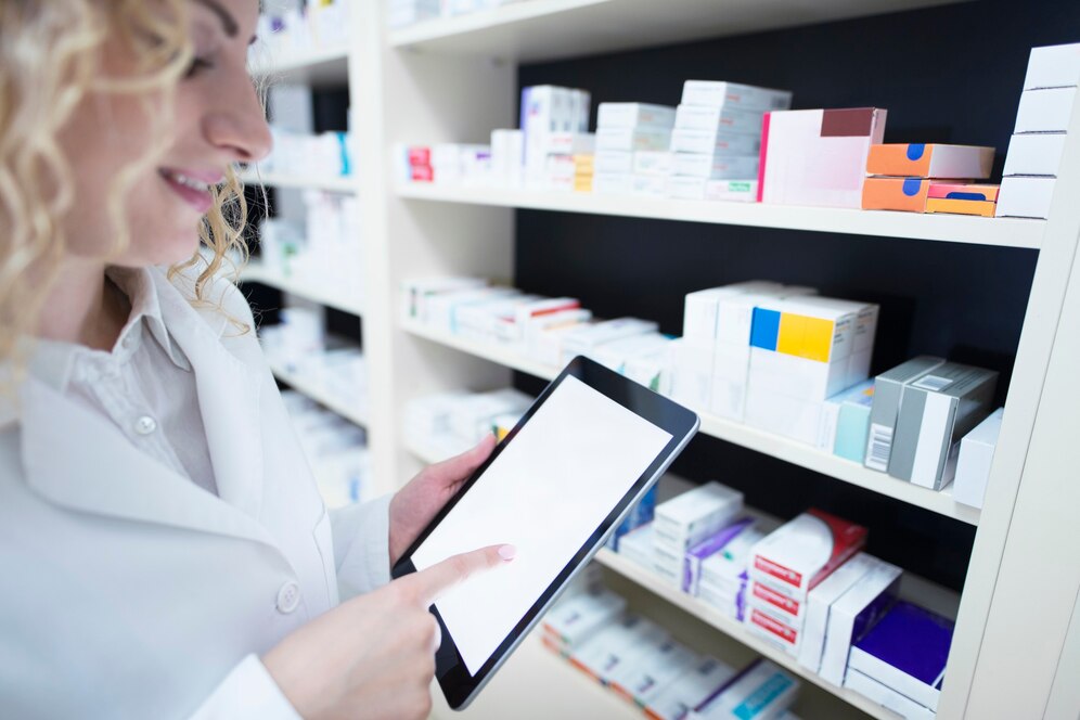 farmaceutico-mujer-trabajando-farmacia-1