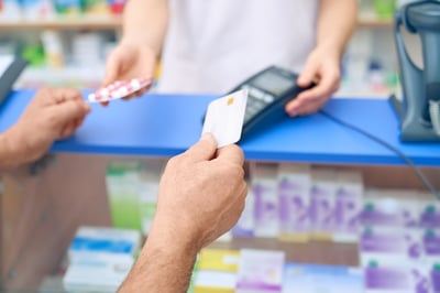 pagando medicamentos con tarjeta de crédito