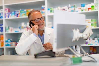 Farmacéutico utilizando un sistema de gestión para farmacias  
