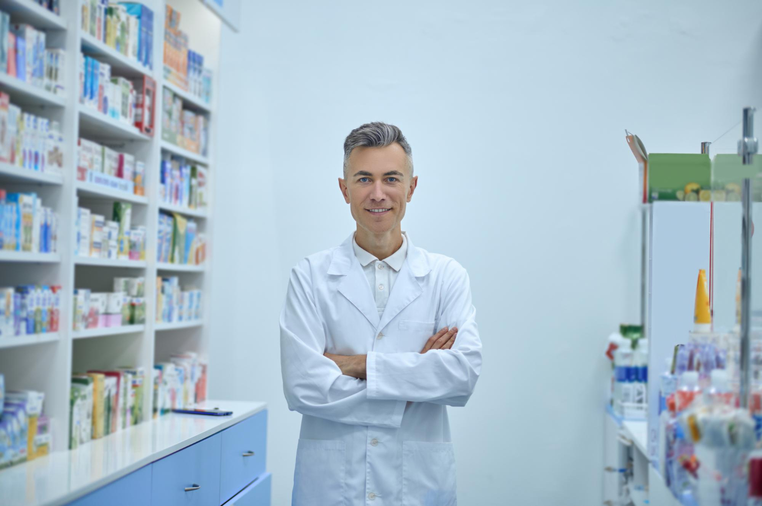 farmacia-hombre-bata-laboratorio-pie-cerca-estantes-medicamentos