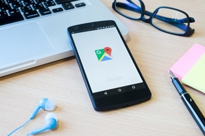 Telefono movil con en el cual se ve la app google maps