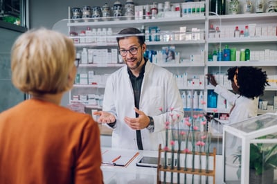 farmacéutico aconsejando un paciente