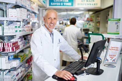 farmacéutico atendiendo su farmacia