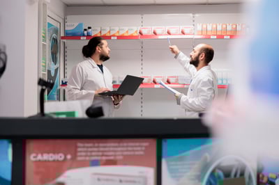 dos farmacéuticos charlando