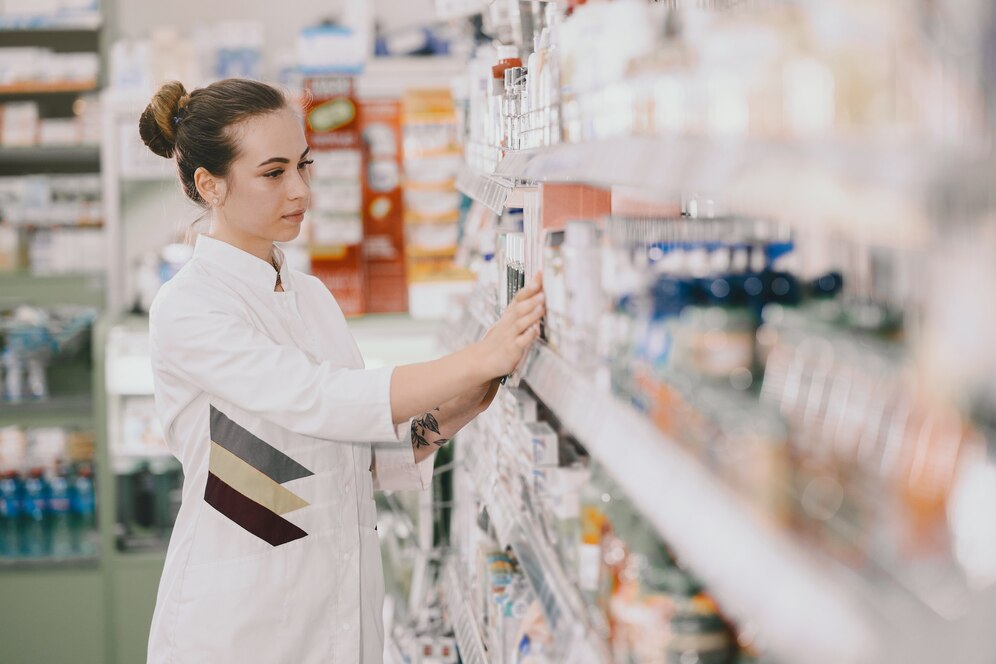 farmacéutica en la góndola de la farmacia