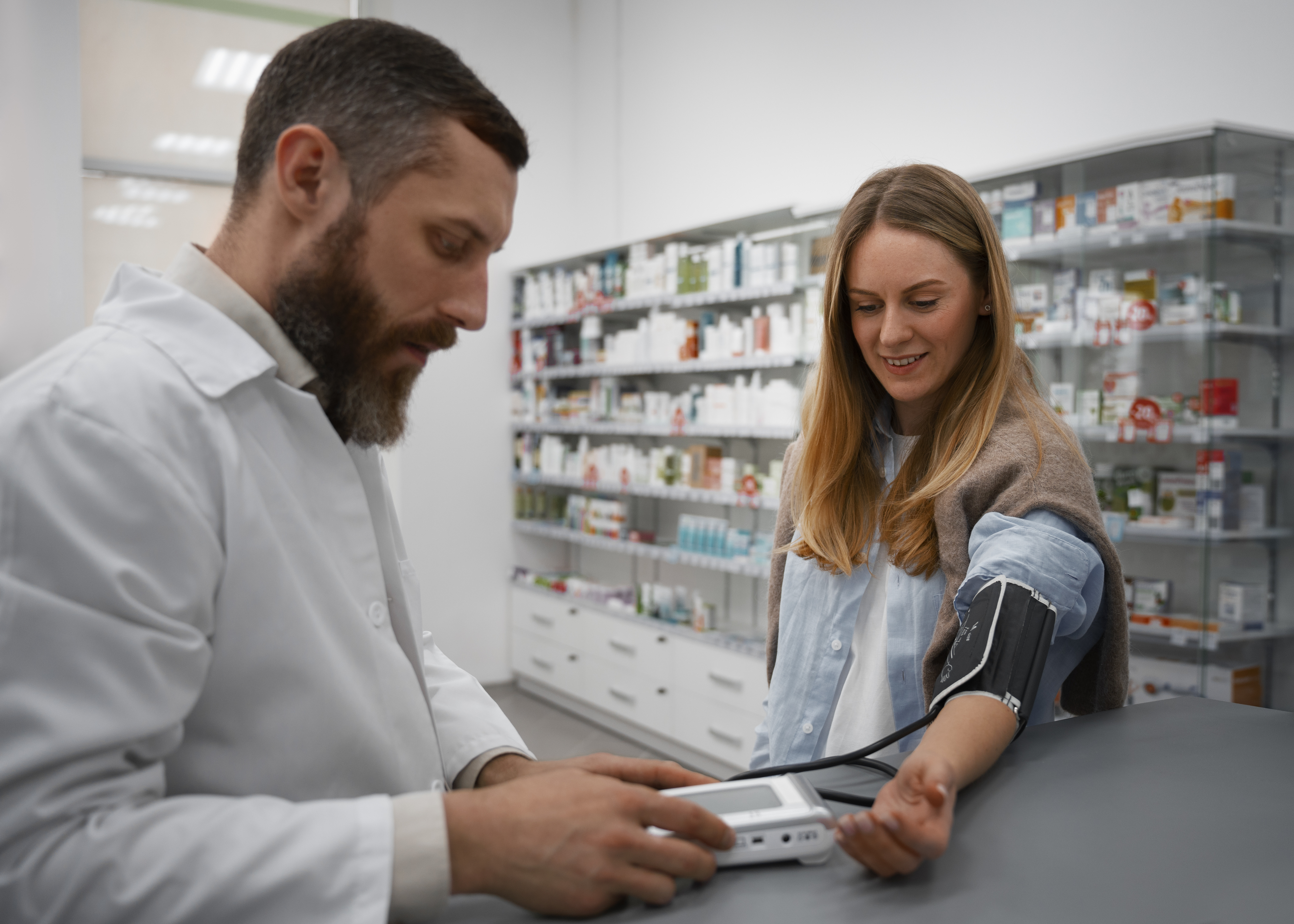 farmacéutico tomando la presión