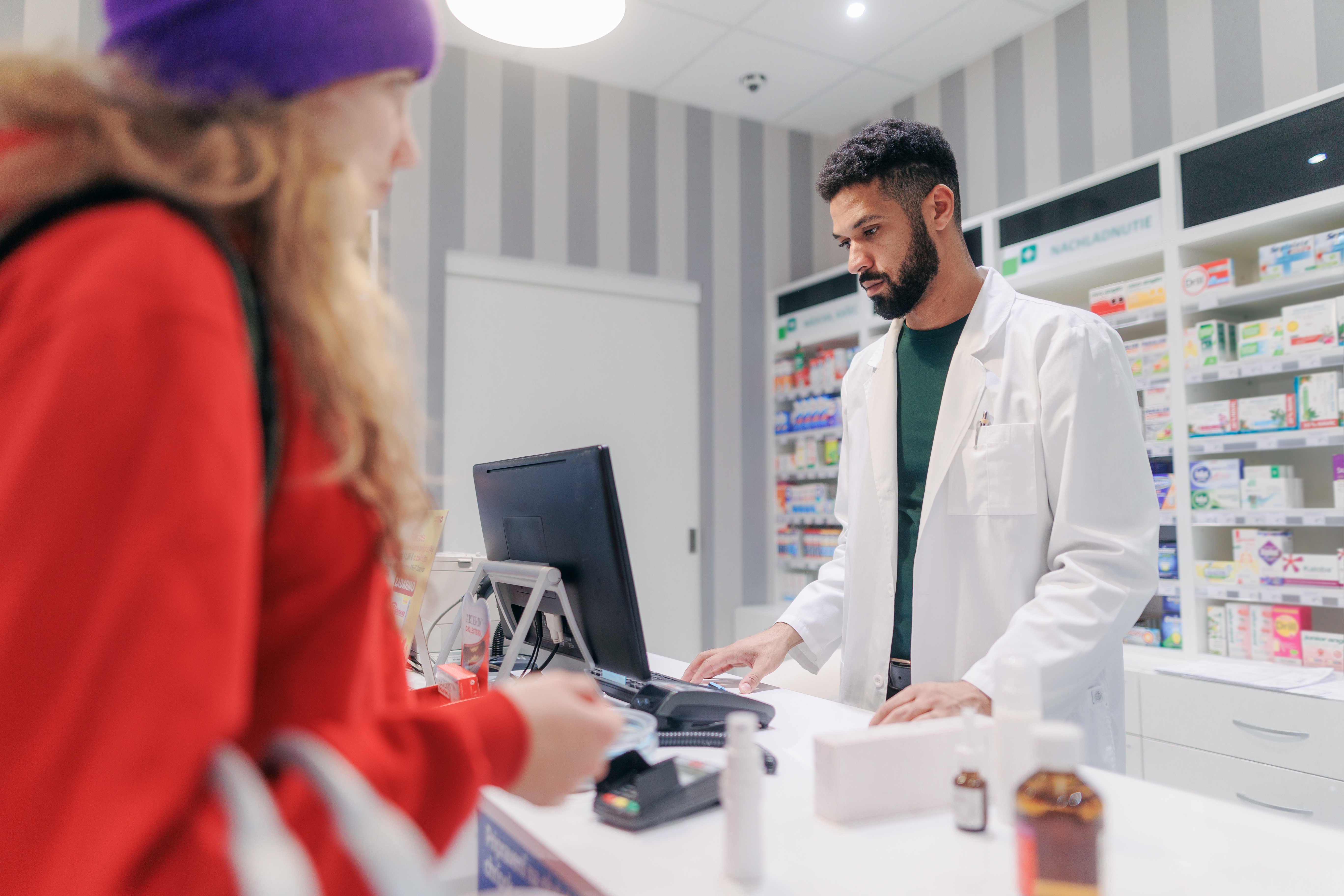 clienta comprando medicamentos en la farmacia