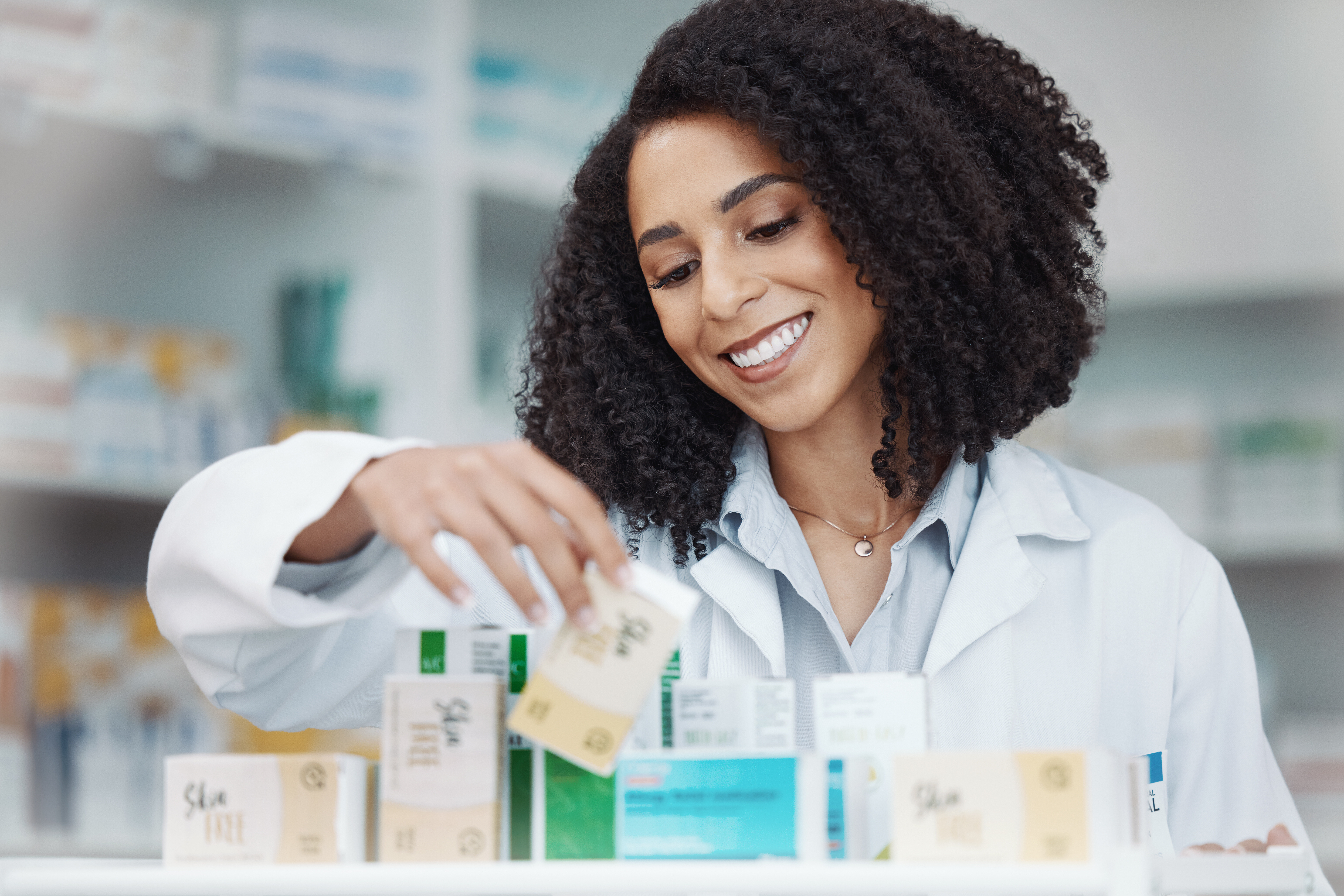 farmacéutica ordenando medicamentos con una sonrisa