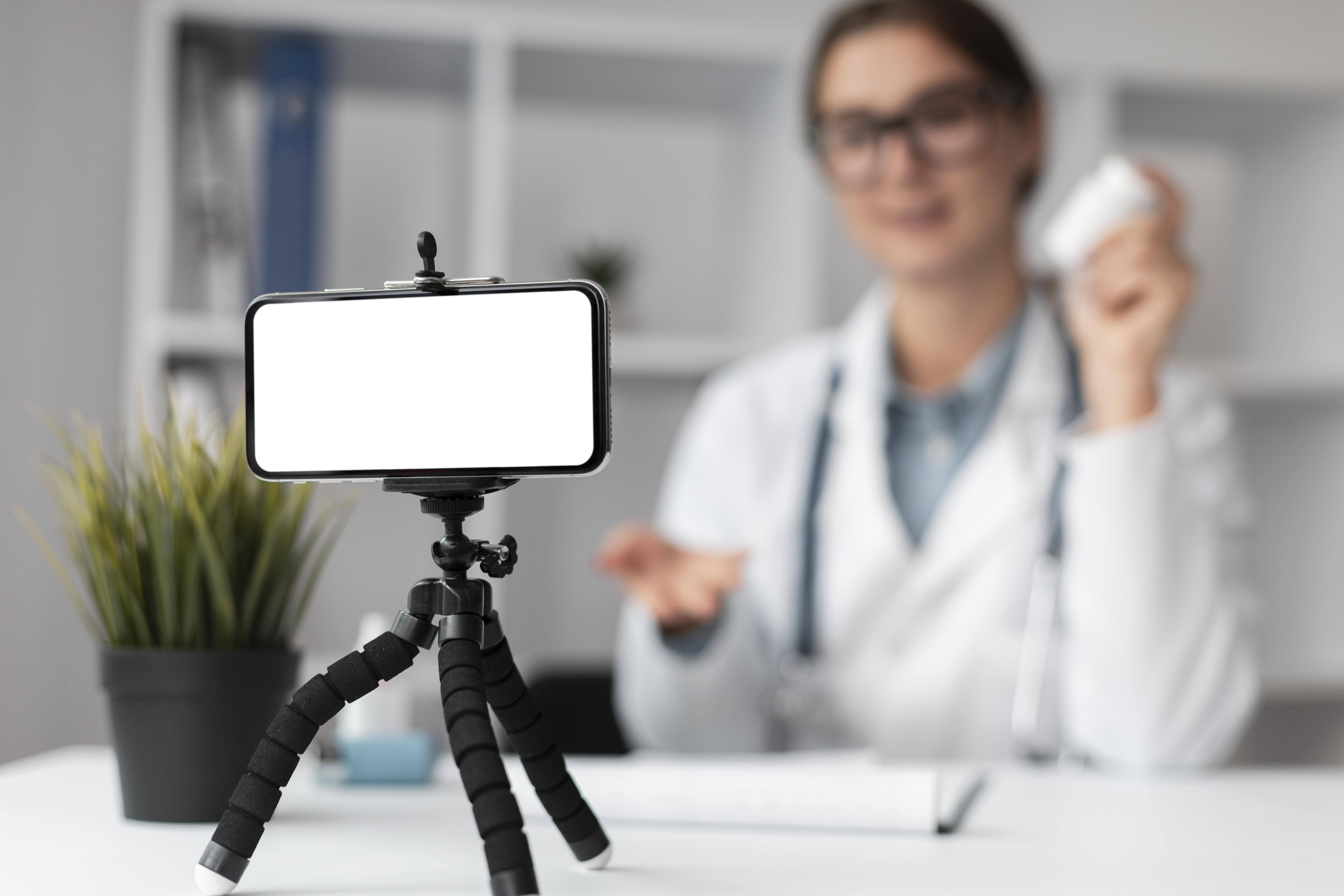 una farmacéutica grabando un video para las redes frente a un celular