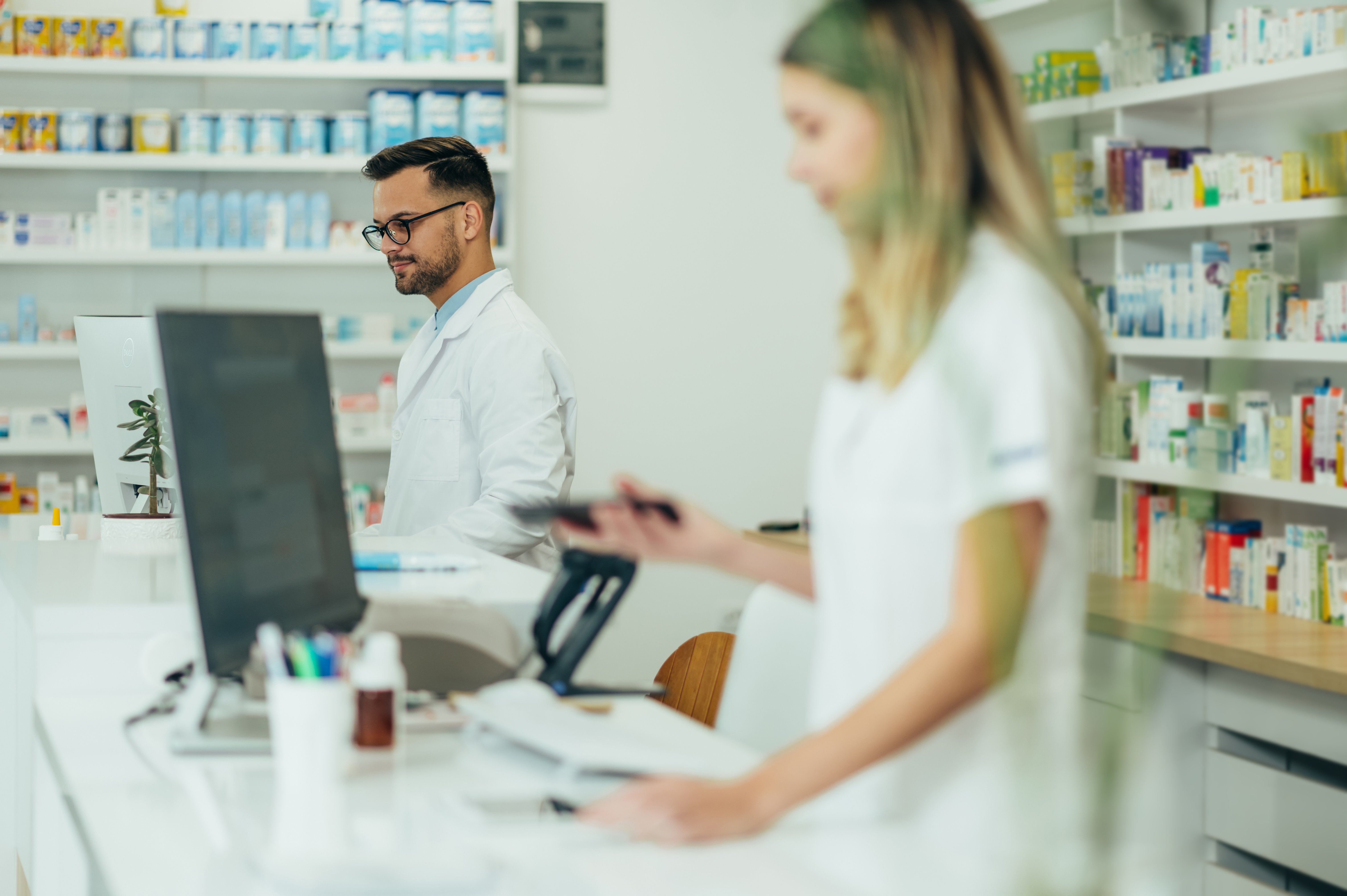 farmacéutica viendo algo en la computadora